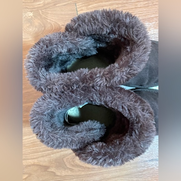 Brown size 8 UGG boots with fur lining - Picture 5 of 5